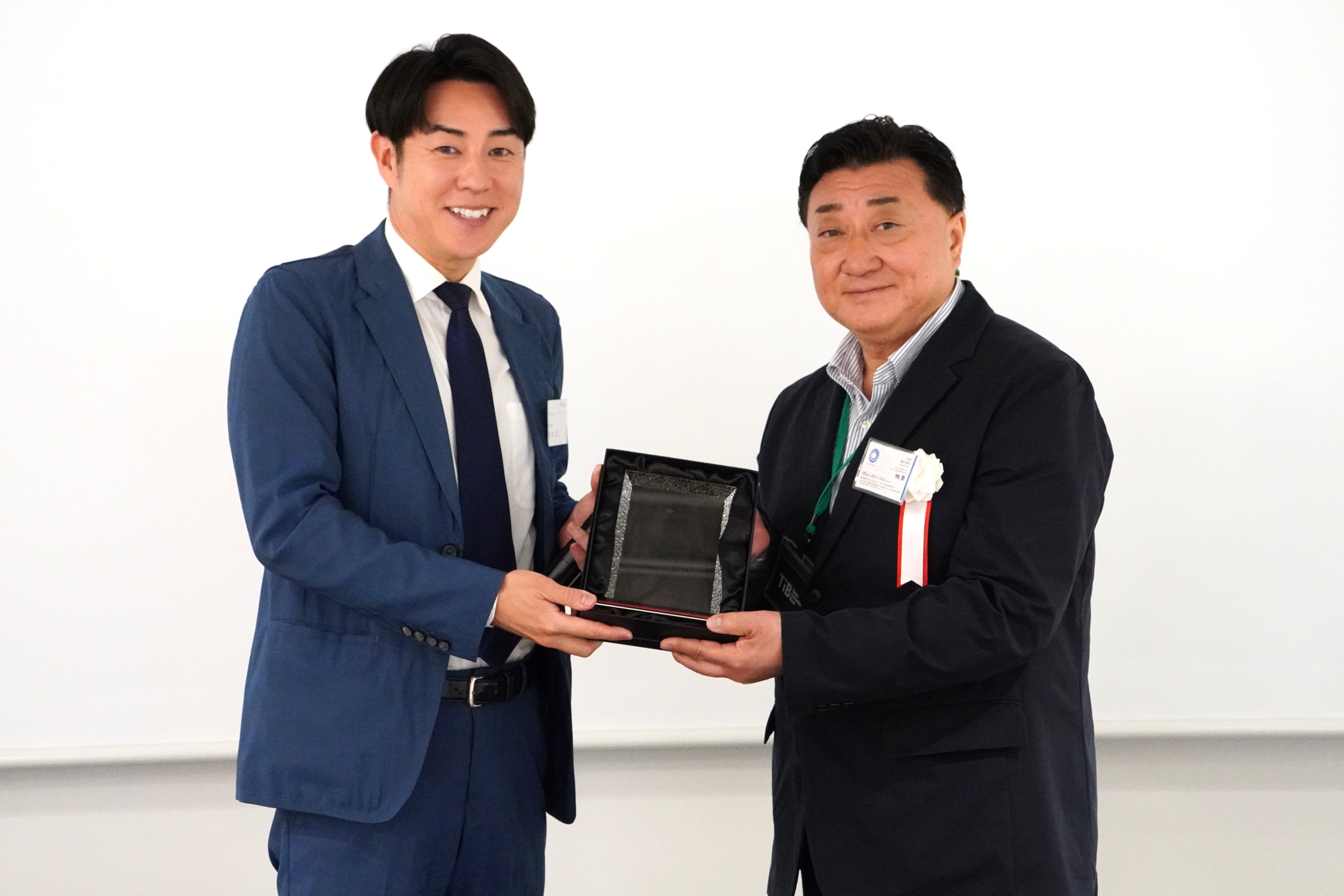 2025年度インデペンデンツクラブ大賞グランプリ表彰 株式会社グローバルゲイツ　代表取締役CEO 梅村 真行 様、プレゼンター インデペンデンツクラブ 代表理事 松本 直人